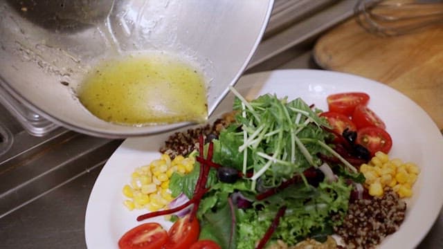 드레싱을 뿌리는 신선한 샐러드