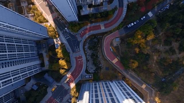 고층 건물과 구불구불한 도로가 있는 현대 도시 풍경