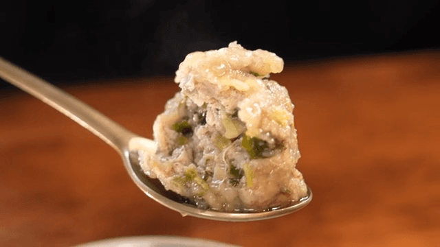 숟가락 위에 김이 나는 한국 만두