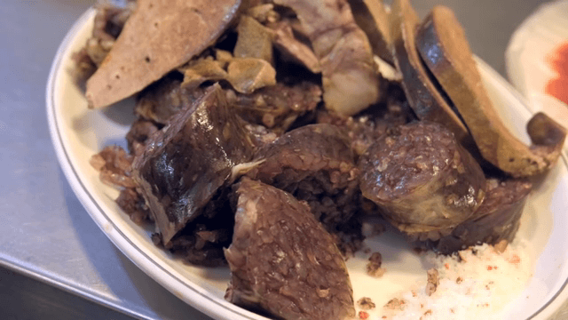 한국 순대와 간이 담긴 접시