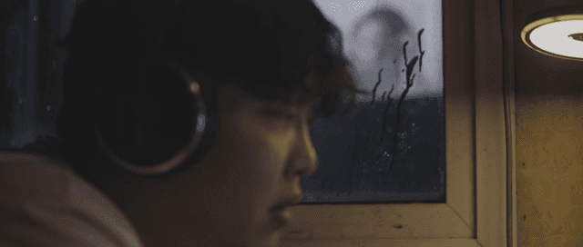 여성을 창너머 바라보는 남성