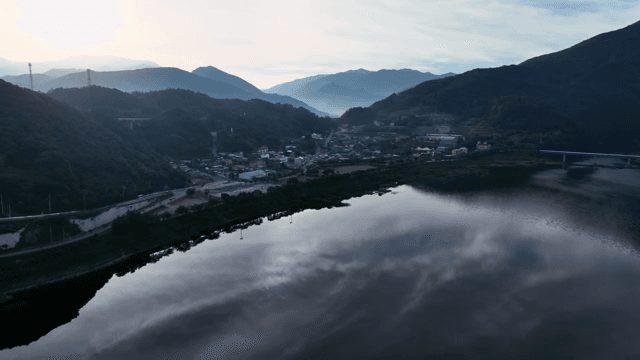 푸른 산 속에 자리한 마을