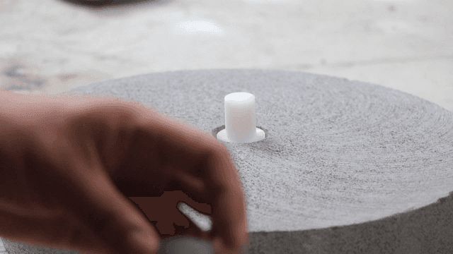 현무암 맷돌을 조립 중인 손