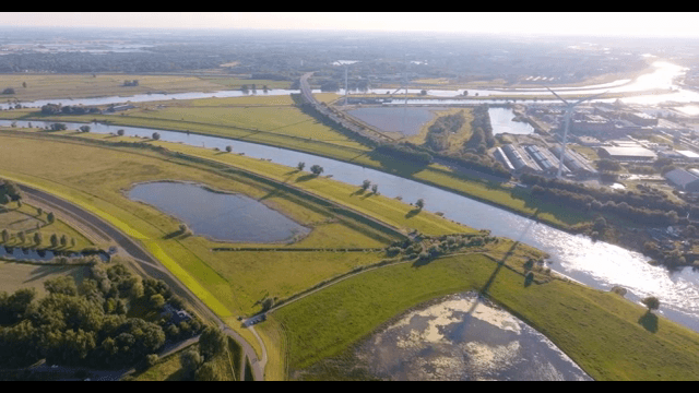 강과 들판이 있는 광활한 풍경
