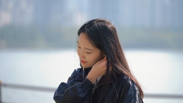 강변에서 음악을 듣는 여자