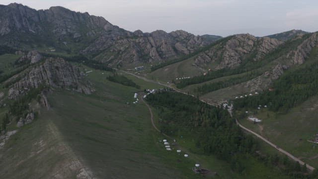 목초지가 펼쳐진 험준한 산악 지형