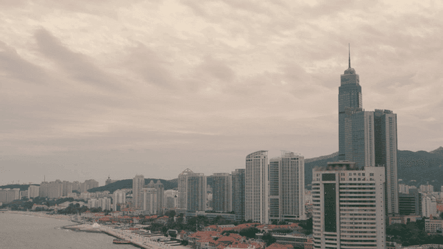 고층 건물이 있는 해안 도시 스카이라인