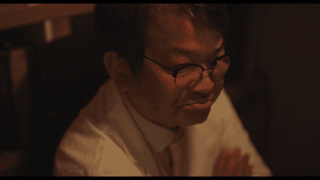 실내에 앉아있는 안경을 쓴 의사