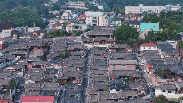 마을 풍경 속 전통 한옥