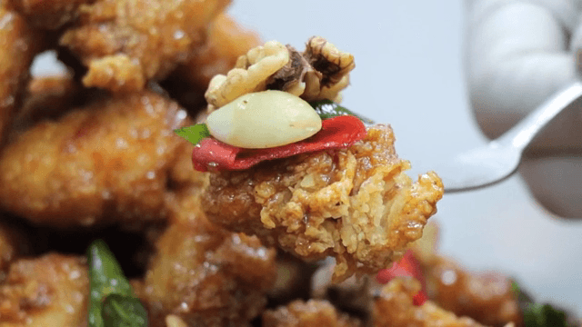 Deep-fried and braised chicken with walnuts