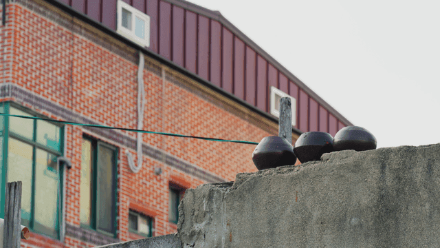 옥상에 놓인 전통 한국 항아리