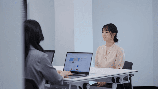 면접을 보는 여성