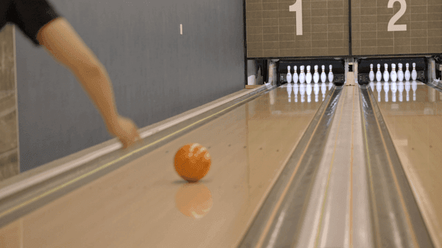볼링공이 핀을 향해 굴러가는 장면