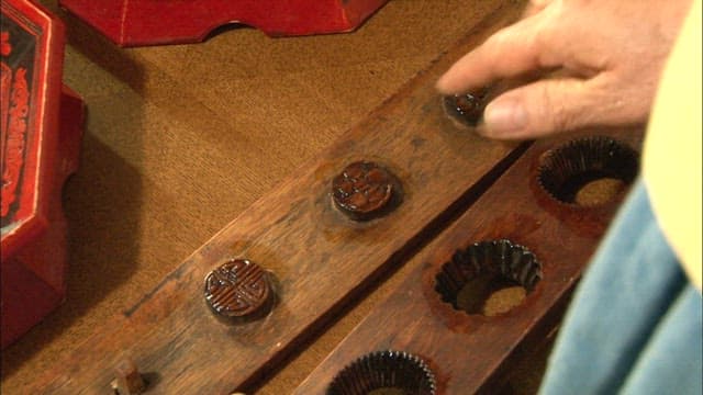 Applying oil to chrysanthemum-shaped rice cake model