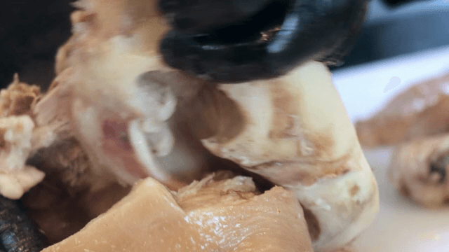 도마 위에서 돼지고기를 준비하는 손