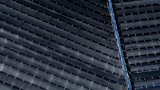 들판에 차양막이 쳐진 농경지 줄들