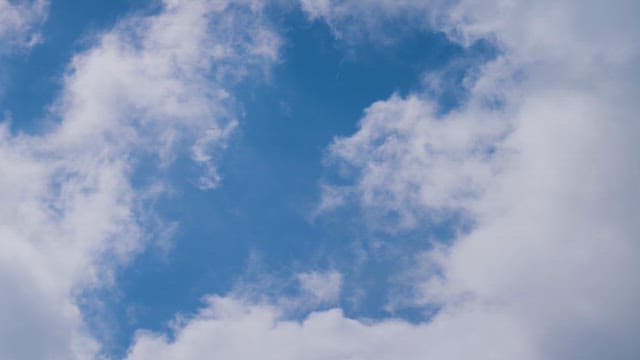 흩어진 흰 구름이 있는 파란 하늘