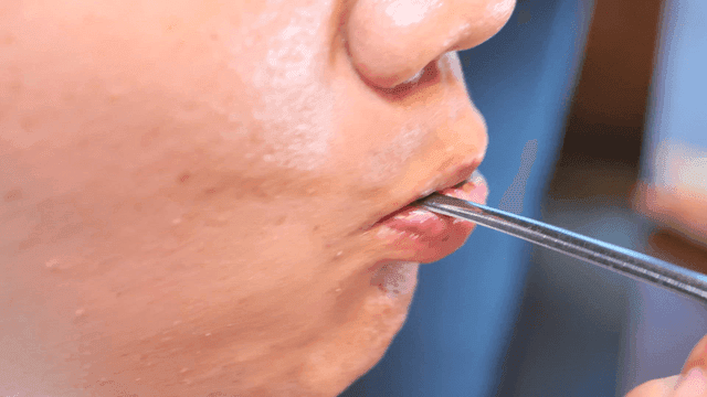 채소와 함께 구운 고기를 먹는 사람