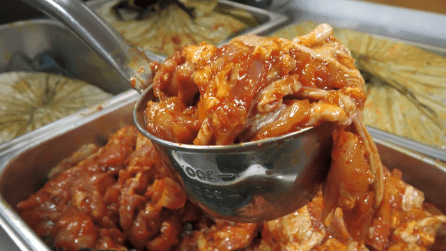 닭갈비 고기를 퍼내는 국자