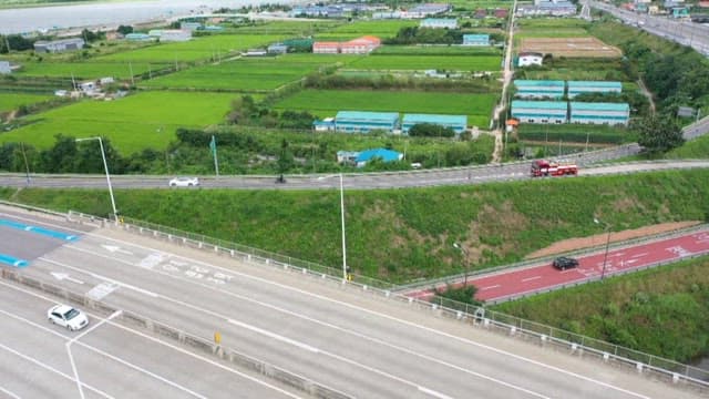 강변 고속도로와 톨게이트를 따라 이동하는 차량들