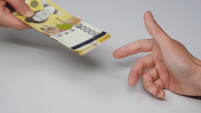 손으로 화폐를 교환하는 장면