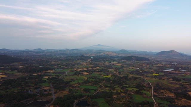 멀리 산이 보이는 광활한 풍경