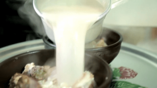 순대가 담긴 그릇에 육수를 넣는 모습