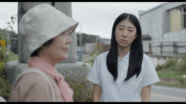 두 여성이 야외에서 대화하는 모습