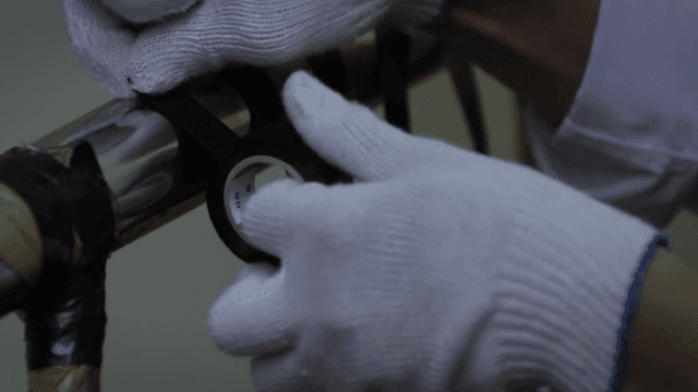 여러 개의 절연 테이프를 자르며 준비하는 모습