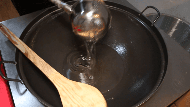 큰 냄비에 꿀을 붓는 장면