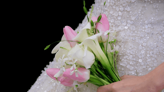 신부가 들고 있는 꽃다발