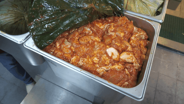 잎에 싸인 양념된 닭갈비 고기