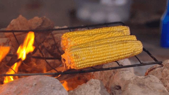 불 위에서 구워지는 옥수수