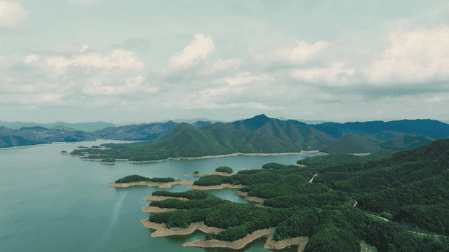 산과 호수가 펼쳐진 광활한 풍경