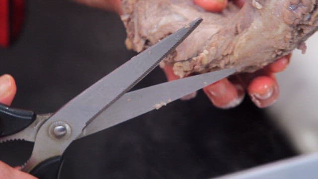 가위로 손질하는 익힌 돼지 등뼈