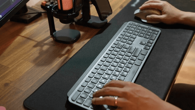 컴퓨터 세트를 조작하는 손