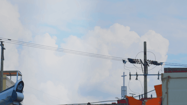 구름 낀 하늘 아래 전선과 교회 십자가