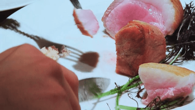 소스를 얻은 육즙 가득한 돼지고기 스테이크