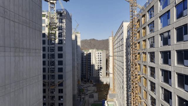 건설 중인 고층 건물