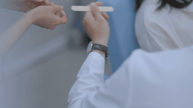 환자를 진찰하는 의사의 손