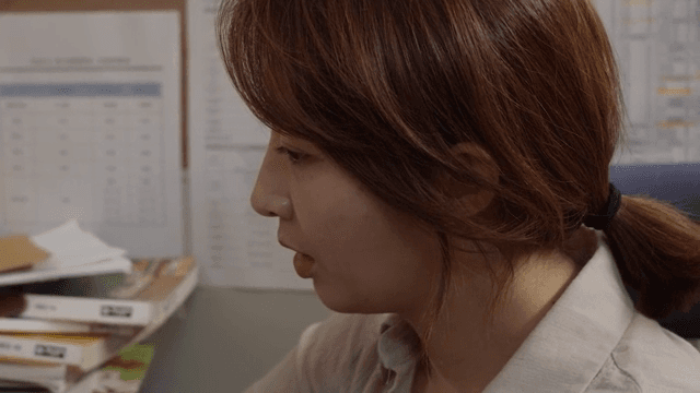 책상에 앉아 생각에 잠긴 회사원 여성