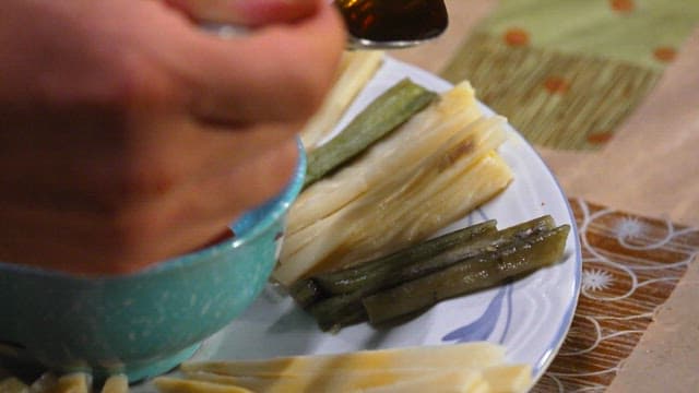 접시에 담긴 죽순 볶음과 소스