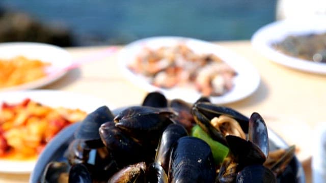 테이블에 올려진 홍합탕