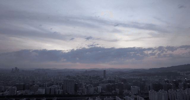 구름 낀 하늘 아래 도시의 황혼