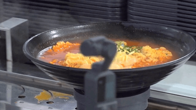 기계에 의해 이동하고 있는 라면