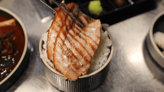 Thinly sliced ​​pork belly grilled on rice