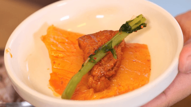 젓가락으로 집은 김치와 고기