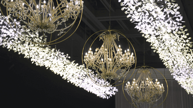 꽃 장식이 있는 우아한 샹들리에