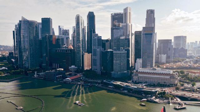 해안가의 현대적인 고층 건물들