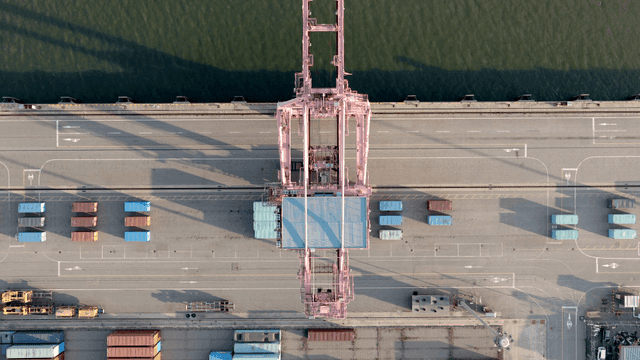 분주한 항구의 항공 뷰